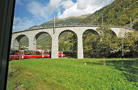 Bernina-Express unter dem Kreisviadukt zwischen Preda und Berguen © ActiveSteve (Flickr.com)