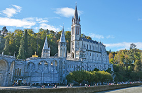 Lourdes: Mariä-Empfängnis-Basilika © Mentnafunangann (Wikipedia)