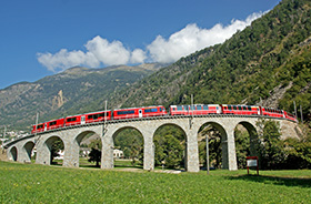 Bernina-Express auf dem Kreisviadukt bei Brusio © Giorgio Murbach (Swiss-image.ch)