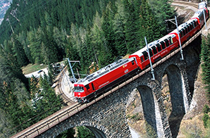 Bernina-Express auf dem Kreisviadukt von Brusio © Peter Donatsch (Swiss-image.ch)