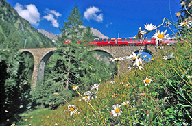 Bernina-Express im Albulatal © Peter Donatsch (Swiss-image.ch)