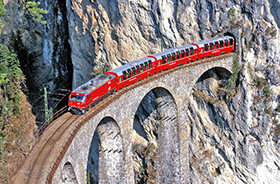 Der Bernina-Express überquert den weltbekannten Landwasser-Viadukt. © Rhaetische Bahn (Swiss-image.ch)