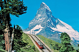 Die Gornergratbahn vor dem Matterhorn © Franziska Pfenniger (Swiss-image.ch)