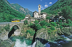 Lavertezzo im Val Verzasca, Brücke Ponte dei Salti © Die Post/Switzerland Tourism (Swiss-image.ch)