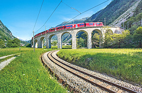 Bernina-Express auf dem Kreisviadukt bei Brusio © Marcus Gyger (Swiss-image.ch)