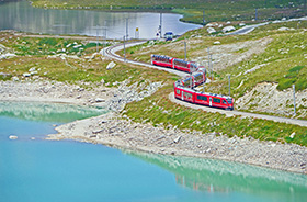 Bernina-Express am Berninapass © Erich Westendarp (Pixabay.com)