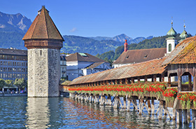 Kapellbrücke in Luzern am Vierwaldstätter See © Chaoss (iStockphoto.com)