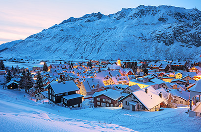 Andermatt im Winter © Boris Stroujko (Shutterstock.com)