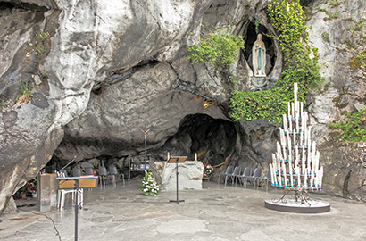 Lourdes: Grotte der Unbefleckten Empfängnis © DyziO (Shutterstock.com)