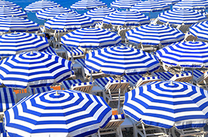 Sonnenschirme an der Côte d’Azur © Inu (Shutterstock.com)