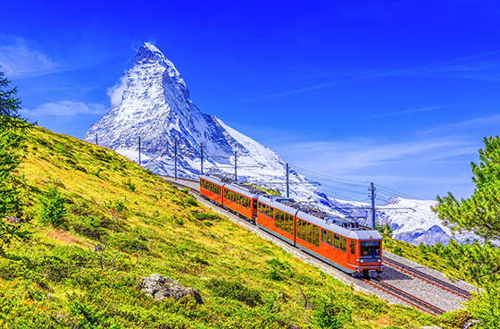 Matterhorn und Gornergratbahn © Emperorcosar (Shutterstock.com)
