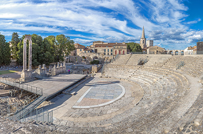 Römisches Theater in Arles © Sergii Figurnyi (Shutterstock.com)