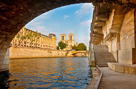 Seine mit Blick auf Notre-Dame in Paris © S. Borisov (Shutterstock.com)